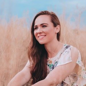 Meet your Posher, Caitlin